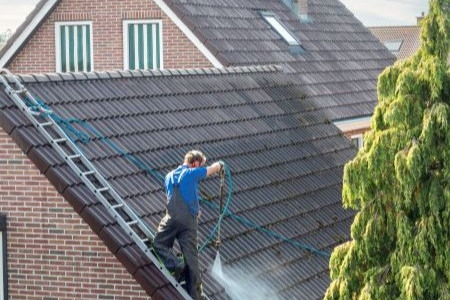 Top Signs Your Hendersonville Roof Needs Professional Cleaning